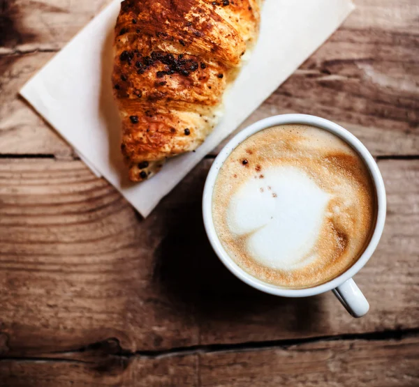 Kávét és friss croissant-t — Stock Fotó