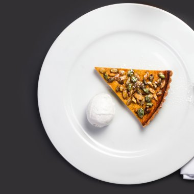 Kremalı balkabağı turtası.