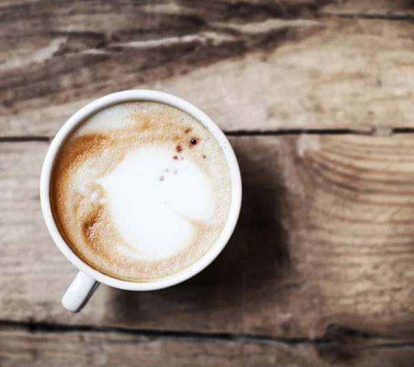 Koffiekopje op een houten tafel — Stockfoto