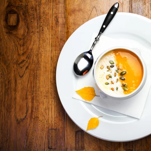 Pompoensoep met crème en pompoen zaden — Stockfoto