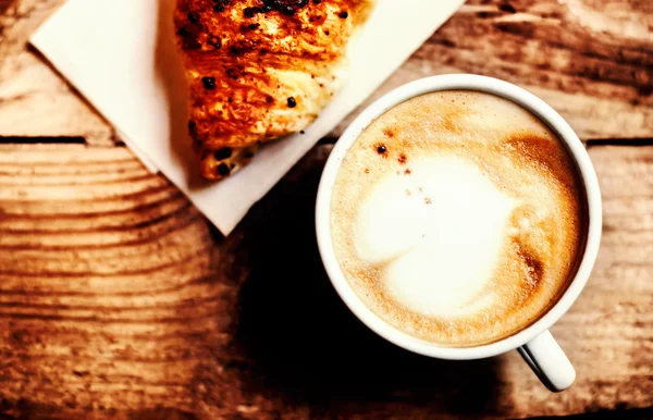 Croissants con café sobre fondo de madera —  Fotos de Stock