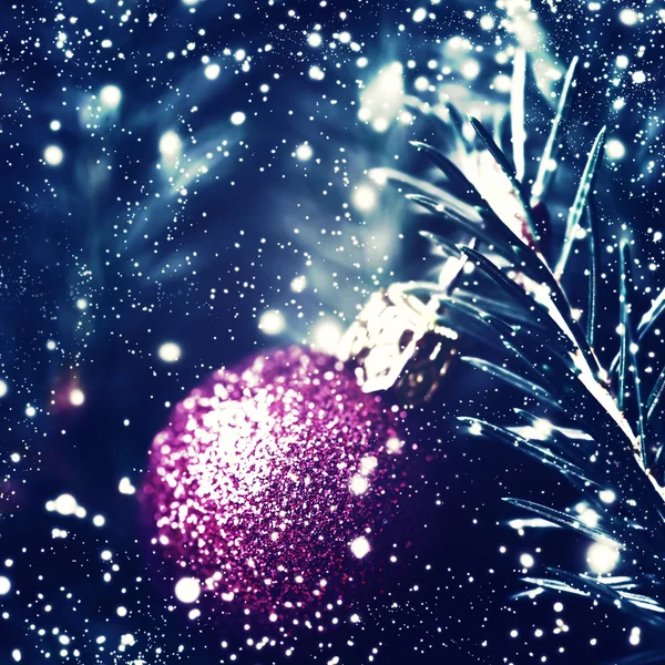 Árvore de Natal e bola — Fotografia de Stock