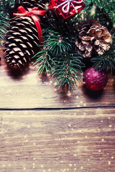 Fir kerstboom met decoratie op donkere houten bord — Stockfoto