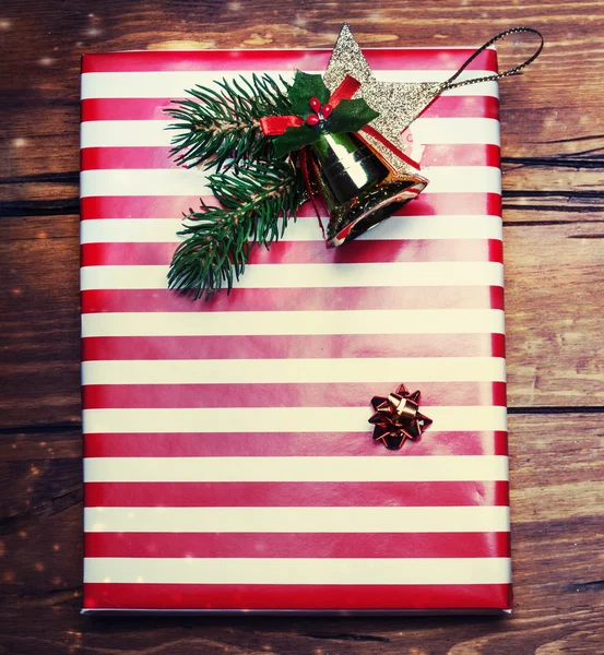 Vánoční dárek s na tmavé dřevěné pozadí — Stock fotografie