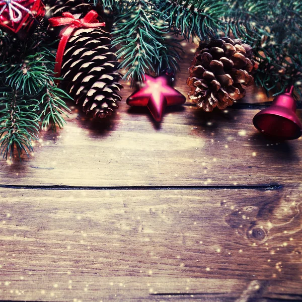 Sapin de Noël avec décoration sur bois foncé — Photo