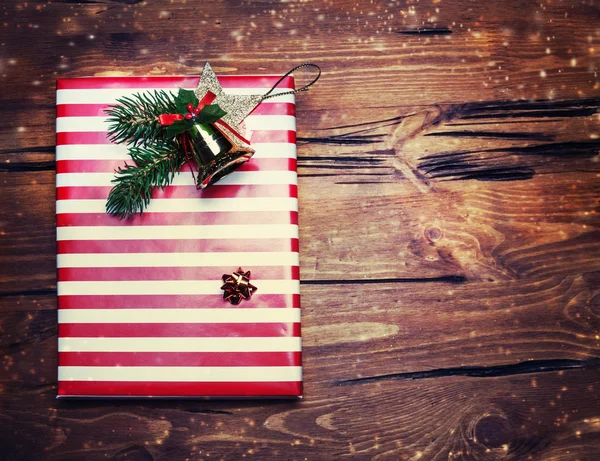 Regalo de Navidad con papel rojo sobre fondo de madera oscura —  Fotos de Stock