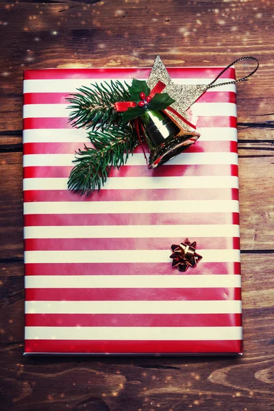 Kerstcadeau met rode papier pack — Stockfoto