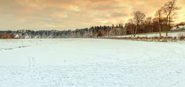 Замерзшая река на закате — стоковое фото