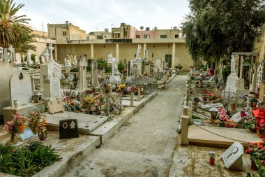 çok eski mezarlığı