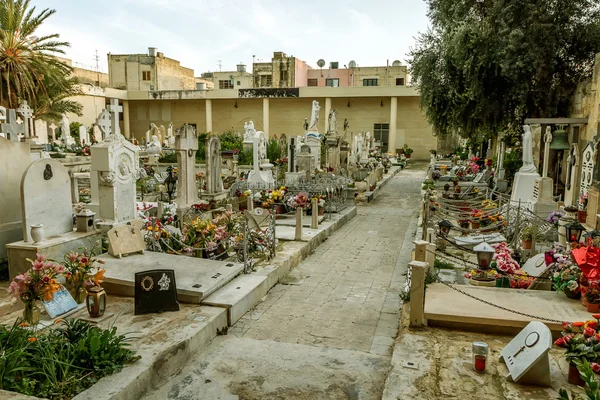 çok eski mezarlığı