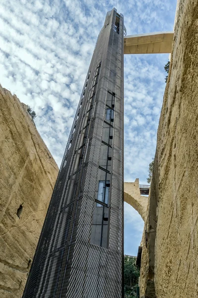Лифт на холме — стоковое фото