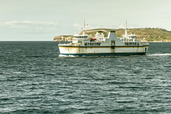 Ferry transporta personas —  Fotos de Stock