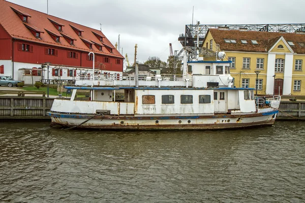 Barco viejo en el río — Foto de Stock