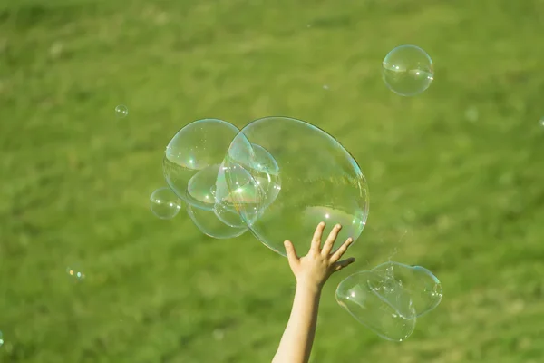 Hand auf Seifenblasen Stockbild