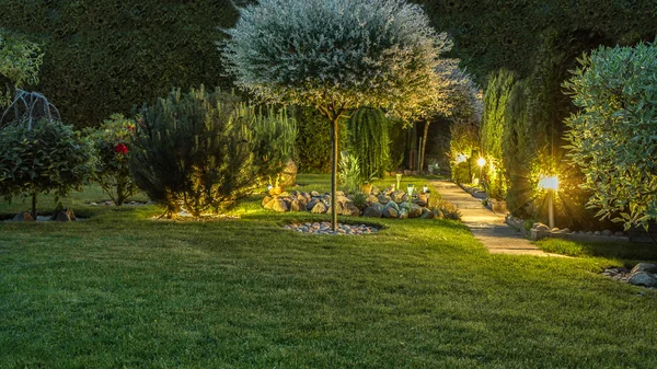 Jardin éclairé par des lampes panorama — Photo