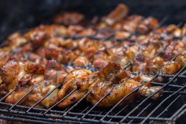 Barbekü tavuk ızgarada pişirme