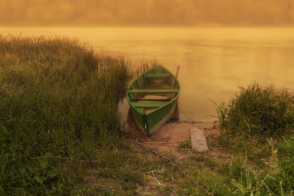 Old boat in the river — Stock Photo, Image