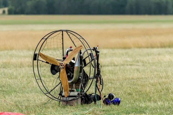 Paraglider op gras — Stockfoto