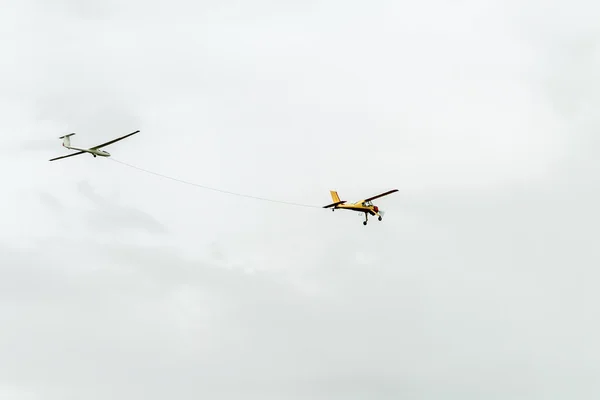 飛行機曳航グライダー — ストック写真