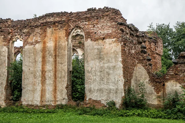 Kilise yok edildi ve savaş sırasında terk — Stok fotoğraf