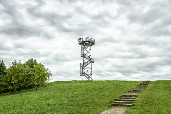 丘の上の高い塔 — ストック写真