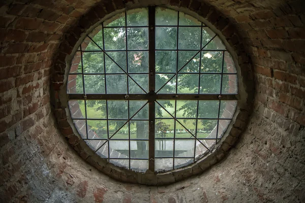 Torre da igreja janela redonda — Fotografia de Stock