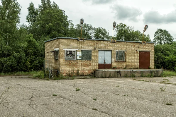 Verlaten van de winkel in de stad — Stockfoto