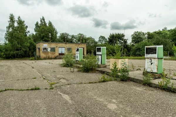 Verlaten benzinestation en winkel — Stockfoto