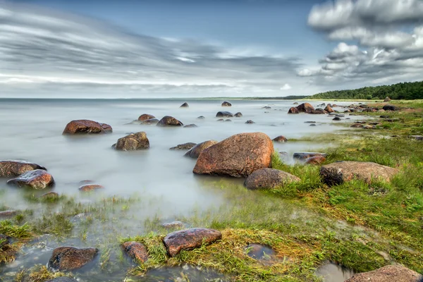 Felsige Meeresküste in der Ostsee — Stockfoto