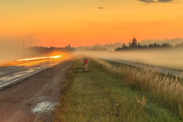 Nebel bedeckt die Straße — Stockfoto