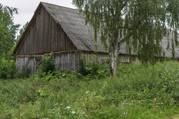 A dombtetőn álló régi falusi ház — Stock Fotó