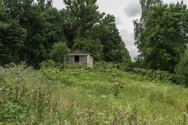 Casa di paese in piedi sulla collina — Foto Stock