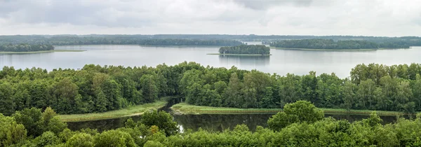 Lago no panorama florestal — Fotografia de Stock