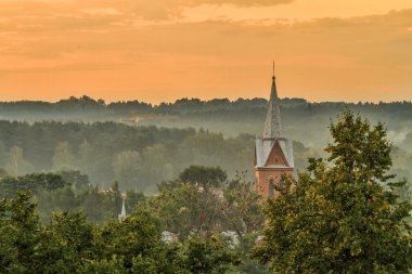 Sisin içindeki kilise.