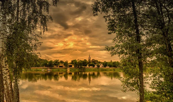 Vista del río a través de los árboles —  Fotos de Stock