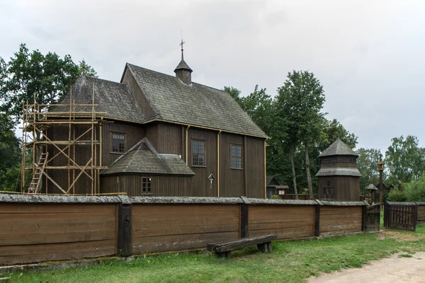 Trä kyrkan står på kullen — Stockfoto