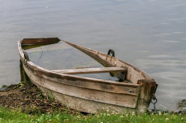 Su altında eski tekne