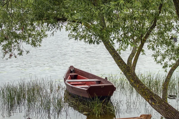Vecchia barca nel lago — Foto Stock