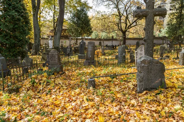 Velho cemitério no outono — Fotografia de Stock