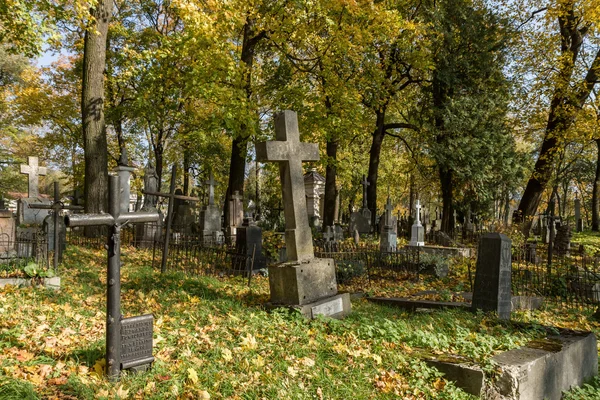Наклонные кресты на старом кладбище — стоковое фото