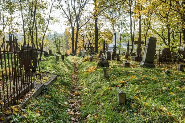 Наклонные кресты осенью — стоковое фото