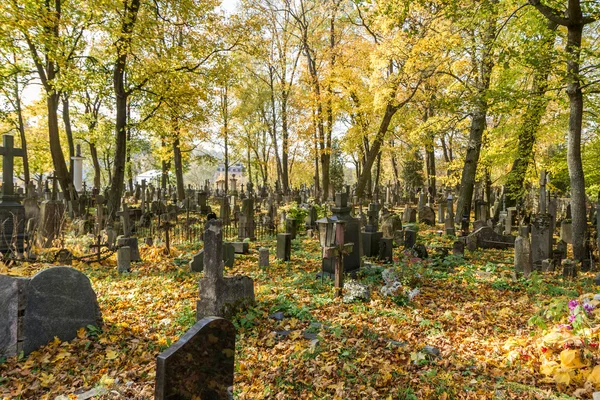Осінь на старому кладовищі — стокове фото