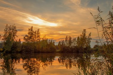 Gölde gün batımı