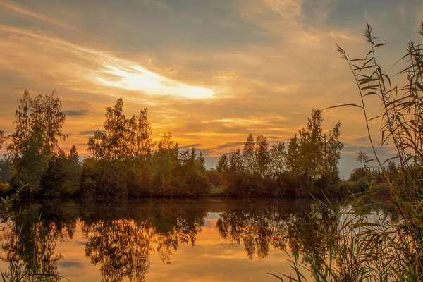 Puesta de sol en el lago —  Fotos de Stock