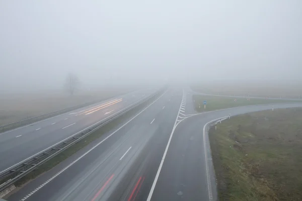 Jalan raya dalam kabut — Stok Foto