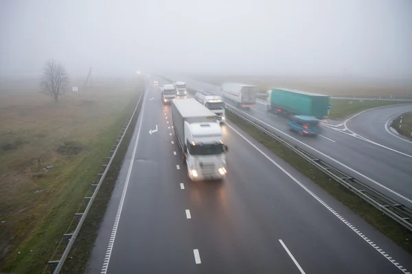 Transport aus dem Nebel — Stockfoto