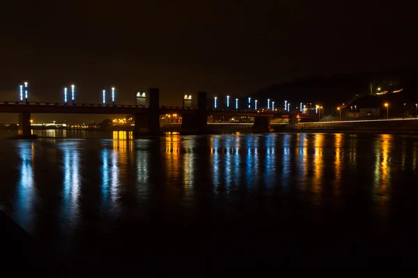 Огни моста ночью — стоковое фото