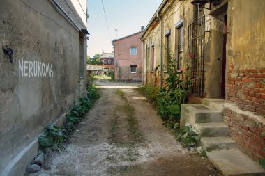 Eski evlerin arasında