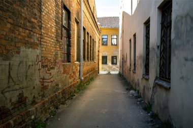 Lane eski evlerin arasında