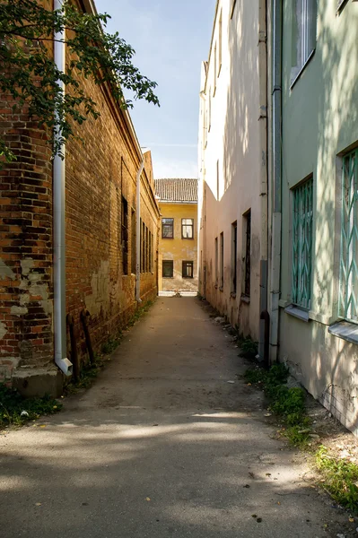 Smal pad tussen de oude huizen — Stockfoto